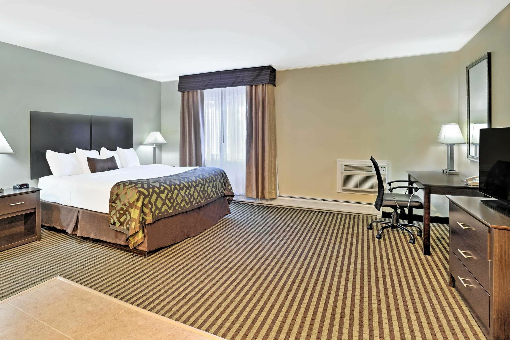 Baymont By Wyndham Essex Burlington Area Hotel Exterior photo