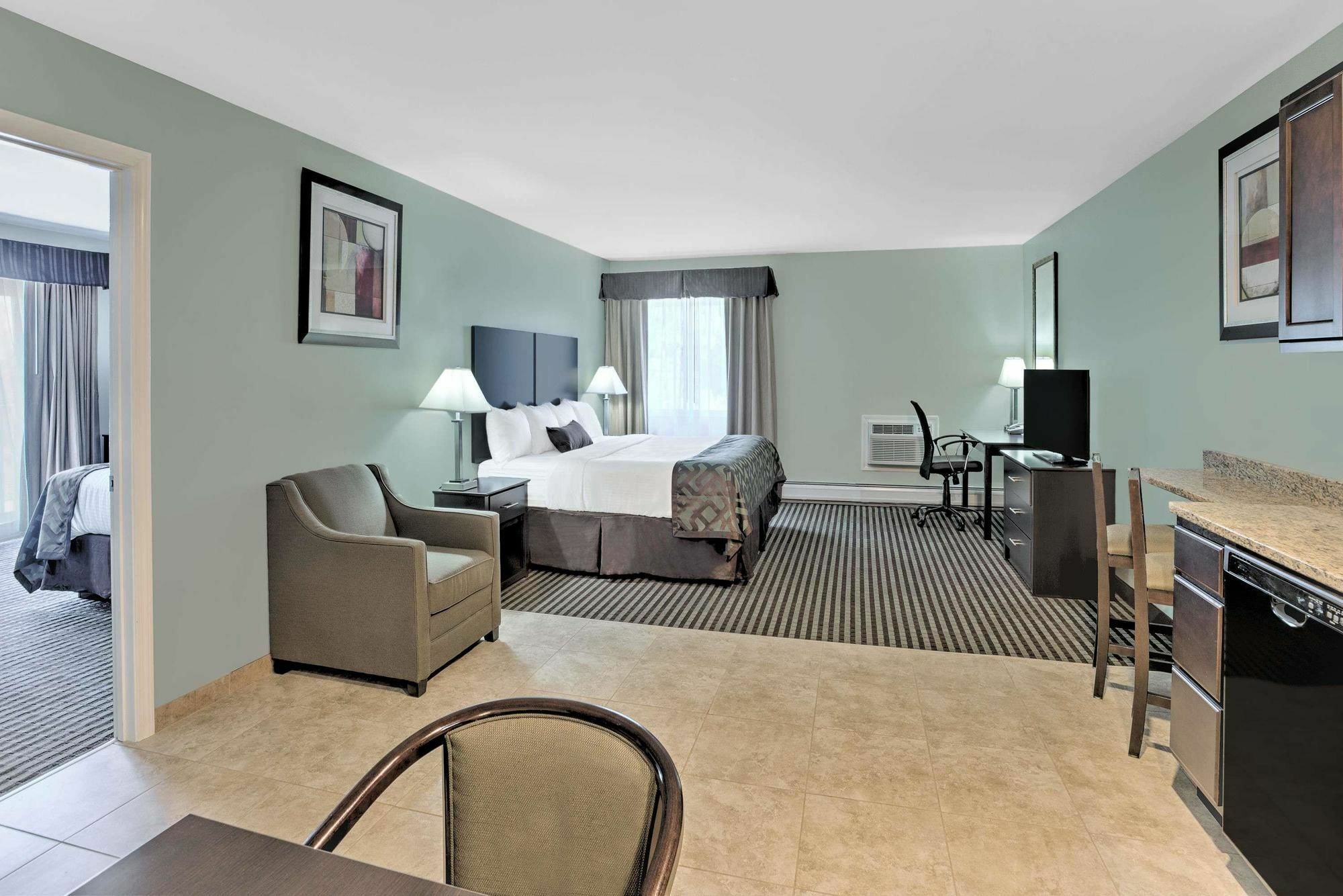 Baymont By Wyndham Essex Burlington Area Hotel Exterior photo